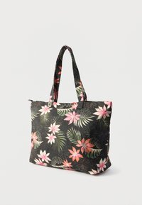 Sac fourre-tout noir avec des fleurs tropicales roses et blanches et des feuilles vertes, doté de deux anses à longueur d'épaule et d'une fermeture éclair.