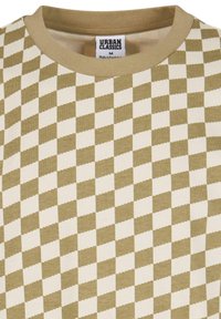 T-shirt en coton avec un col ras du cou, arborant un motif à carreaux dans des tons de vert olive et de crème. L'étiquette indique "URBAN CLASSICS."