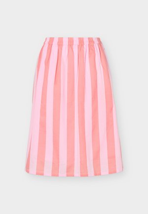 Ροζ και κοραλί κάθετη ριγέ φούστα μήκους μέχρι το γόνατο με ελαστική μέση σε απλό φόντο.