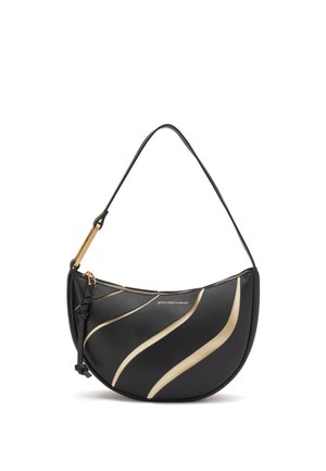 Zwart handtasje in halve maanvorm met beige gebogen strepen, een enkele schouderriem, gouden rits en een klein hangend tassel-detail.
