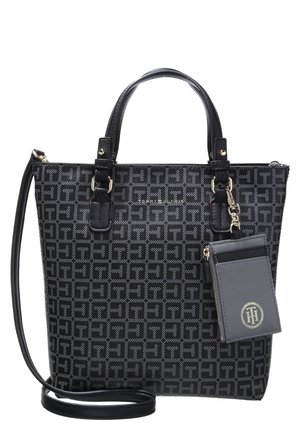 Schwarze und graue Tommy Hilfiger Tote-Bag mit Monogrammmuster, zwei Griffen, langem Schulterriemen und angebrachtem kleinen Reißverschlussbeutel mit Logo.