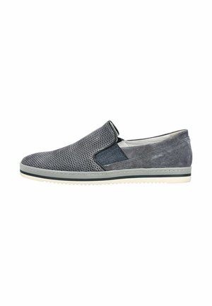 Zapato gris para hombre tipo slip-on con empeine perforado, paneles laterales elásticos, suela blanca y dibujo texturizado, mostrado de perfil lateral.