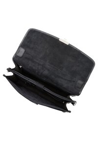 Clutch de cuero negro con un interior liso y texturizado. Presenta un cierre de clasp en la parte superior, compartimentos interiores y un forro con un patrón de logo sutil.