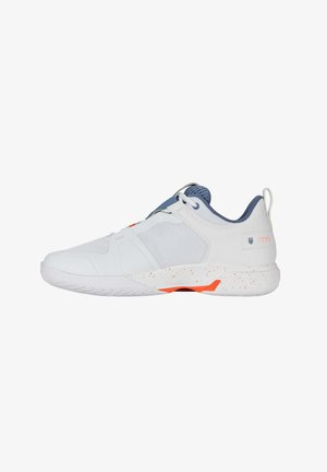 Scarpa sportiva bianca con tomaia in rete, suola maculata arancione e accenti blu. Presenta lacci e un pannello posteriore per una facile calzata.