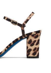 Sandal con tacco a stampa leopardata, con cinturino alla caviglia regolabile, fibbia decorativa, solido tacco a blocco e soletta blu. Texture del tessuto liscia.