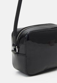 Tommy Jeans MUST CAMERA BAG PATENT  - Borsa a tracolla - black