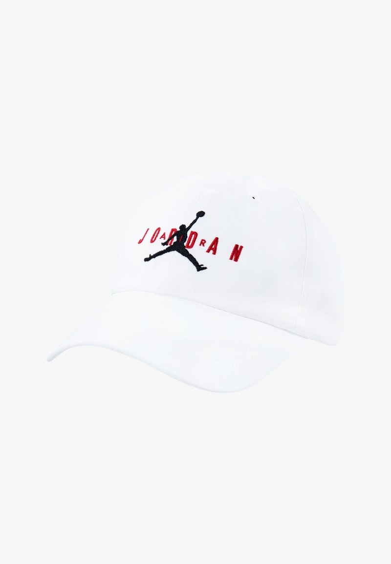 Hvit baseballcaps med svart Jordan-logo brodert foran med rød tekst. Stoffet er glatt med en buet skjerm.
