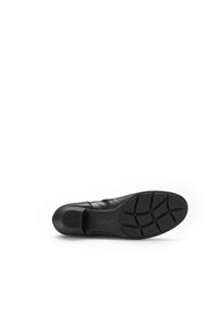Zwarte leren schoen met een gladde textuur en ronde neus. Voorzien van een gemusterde rubberen zool met een logo, wat grip en comfort biedt.