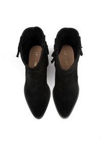 Botine negre din suede, cu vârf ascuțit, detalii cu ciucuri pe laterale și accente cusute în jurul tălpii. Finisaj mat, design elegant.
