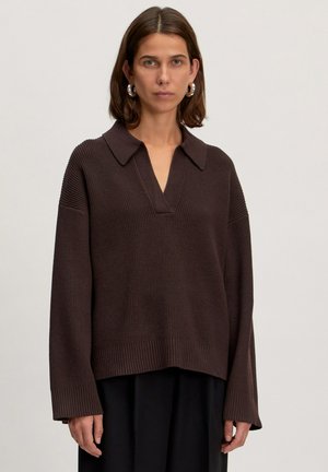 Brauner gestrickter Pullover mit einem Kragen-V-Ausschnitt, überschnittenen Schultern und gerippten Bündchen und Saum. Weicher Stoff und lockere Passform.