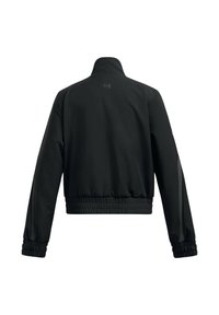Giacca sportiva nera accorciata con colletto alto. Presenta polsini e vita elasticizzati, tessuto morbido e un discreto logo sul retro.