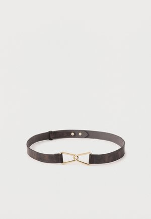 Donkerbruine leren riem met een goudkleurige, gedraaide gesp, weergegeven op een effen witte achtergrond.