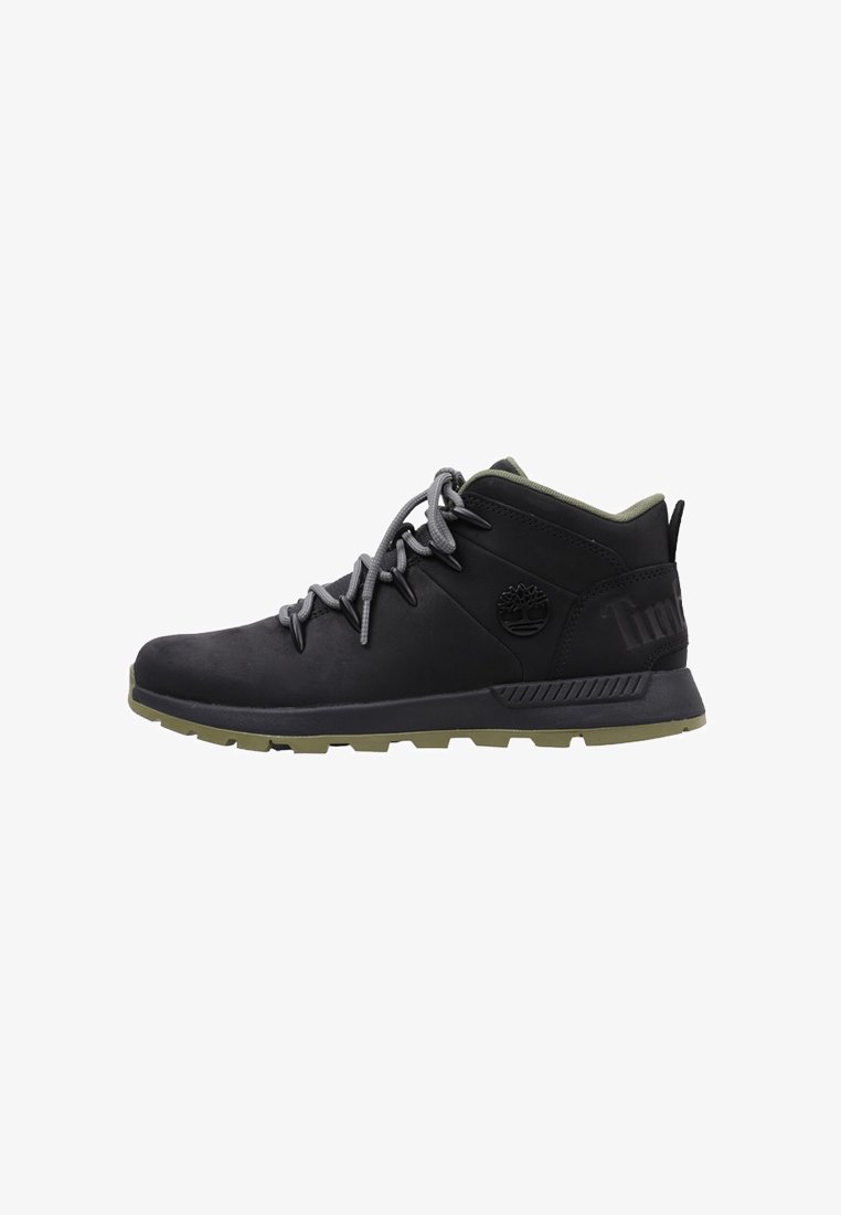 Bottes de randonnée mi-hautes noires avec des lacets gris, semelle en caoutchouc et col rembourré vert ; présente un logo sur le côté et des accents texturés.