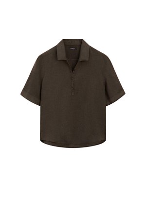 Donkerbruine polo met korte mouwen, een kraag, drieknopsbies en manchetten aan de mouwen, weergegeven op een witte achtergrond.