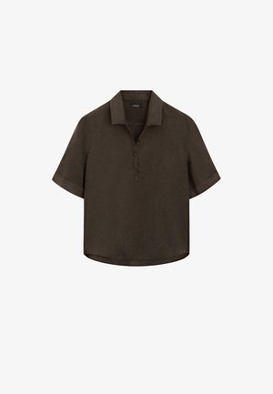 Donkerbruine polo met korte mouwen, een kraag, drieknopsbies en manchetten aan de mouwen, weergegeven op een witte achtergrond.