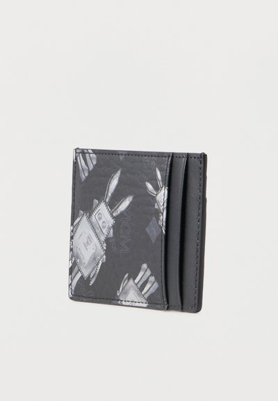 Tarjetero negro con una superficie texturizada que presenta un patrón de robot gris, dos ranuras para tarjetas y acentos del logo.