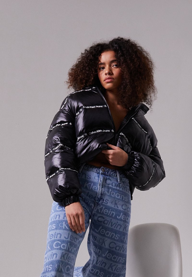 Calvin Klein Jeans - EXCLUSIVE LOGO TAPE PUFFER - Veste d'hiver - black, Agrandir