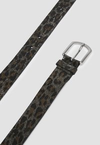Ceinture à imprimé léopard en tissu texturé avec des paillettes métalliques, dotée d'une boucle en métal argenté et de plusieurs trous d'ajustement.