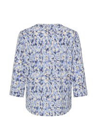 Bluse med blomsterprint i lyseblå, creme og navy; har en løs pasform, 3/4-ærmer og rund halsudskæring.