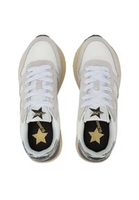 Białe i szare buty sportowe z sznurowadłami, teksturowanymi akcentami, logo na języku oraz czarną wkładką z złotym wzorem gwiazdy.