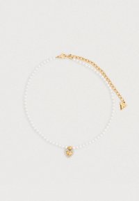 Κολιέ με πέρλες και χρυσή καρδιά σε μενταγιόν. Διαθέτει επέκταση με χρυσή αλυσίδα και καβουράκι για ρυθμιζόμενο μήκος.