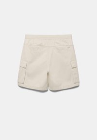 Short cargo beige avec taille élastique, deux poches arrière et deux poches latérales à rabat, vus de dos sur un fond uni.