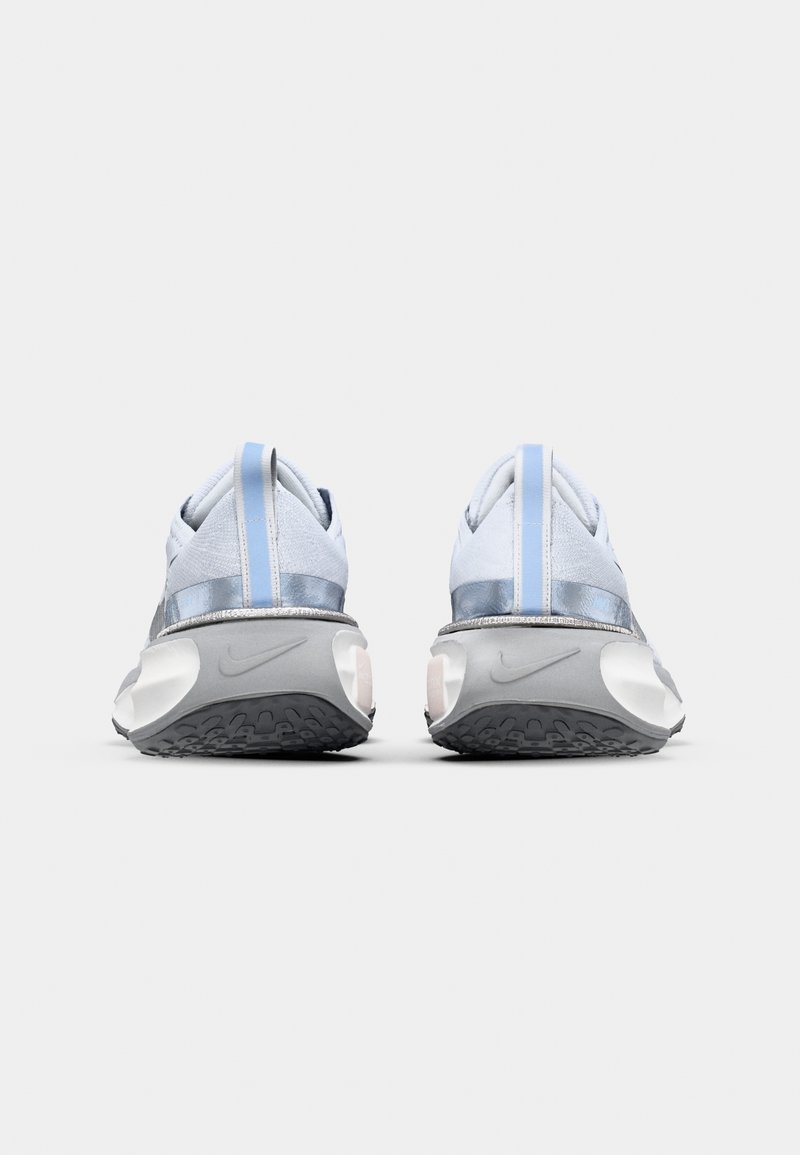 Scarpe da ginnastica leggere di colore azzurro con una tomaia in mesh strutturato, dettagli argento e una suola in gomma grigia, dotate di un evidente linguetta posteriore per facilitare l'uso.