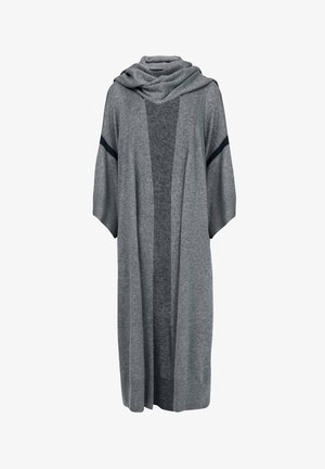 Cárdigan de punto gris con capucha, que presenta un patrón a rayas en gris más oscuro a lo largo de las mangas. Diseño frontal abierto con mangas anchas.