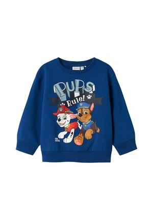 Blauer Kinderpullover mit zwei animierten Welpen in Feuerwehr- und Polizeiuniformen und dem Text „Pups Rule!“.