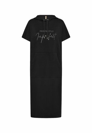 Czarna sukienka z kapturem z krótkimi rękawami, z kieszenią z przodu oraz graficznym nadrukiem "Perfectly Imperfect" w białym i szarym kolorze.