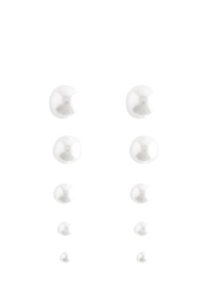 Sechs Paar weiße Perlenstecker, nach absteigender Größe auf weißem Hintergrund angeordnet.