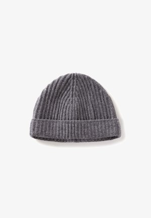 Grijze geribbelde gebreide beanie met een opgerolde rand, gemaakt van textuurwolmateriaal, met verticale strepen overal.