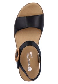 Sandale en cuir noir avec une large sangle supérieure et un accent tissé circulaire. Semelle intérieure rembourrée avec la marque "remonte soft" sur une base beige.