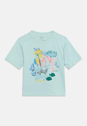 Svijetloplava košulja kratkih rukava s raznobojnim grafičkim prikazom ružičastih dupina, plavih leptira, zelenih riba i apstraktnih oblika.