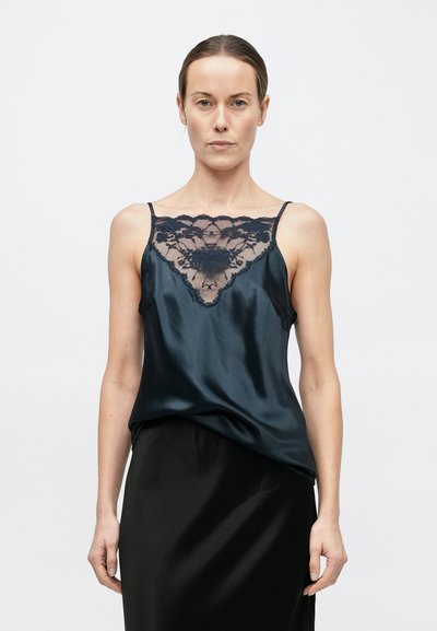 Sötétkék szatén camisole csipke díszítéssel a nyakkivágásnál, vékony állítható pántokkal és légiesen omló sziluettel.