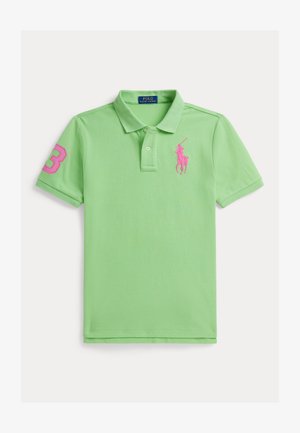 Πράσινο πόλο μπλουζάκι κατασκευασμένο από βαμβάκι, με ροζ κεντητό λογότυπο και αριθμό στο αριστερό μανίκι. Κλασικός γιακάς, κοντά μανίκια, υφασμάτινη υφή.