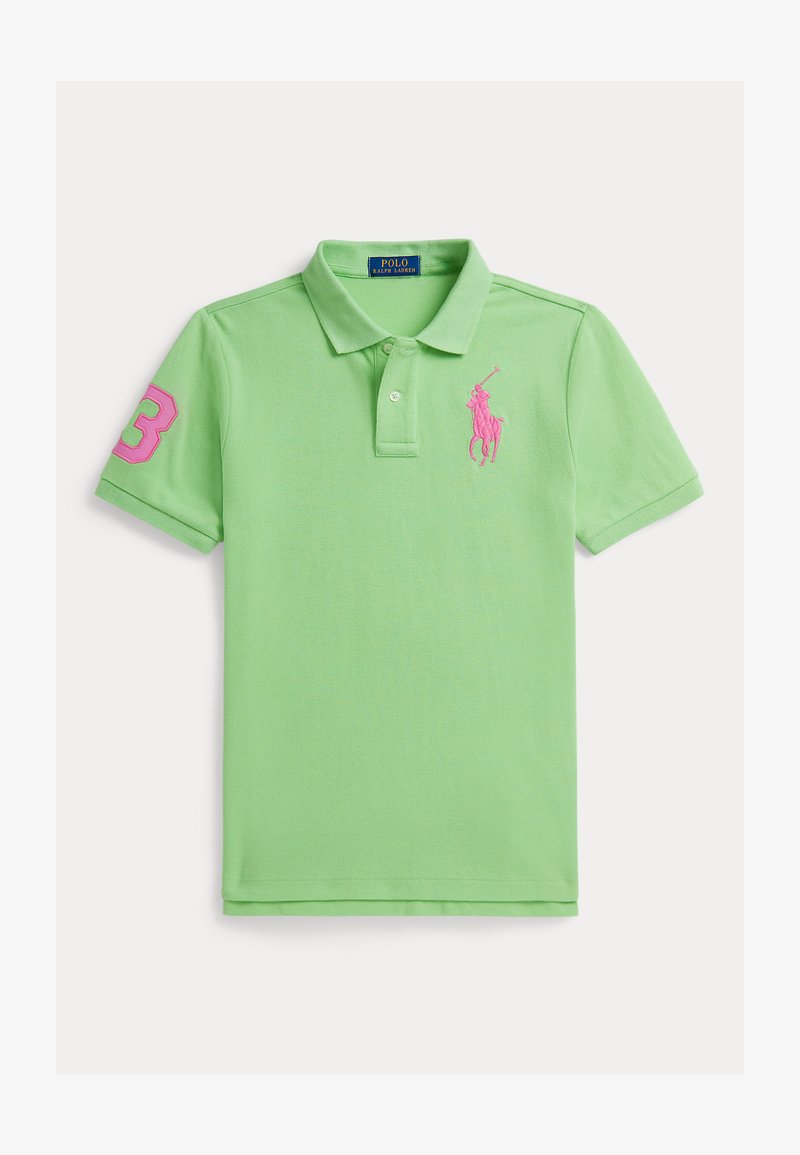Polo vert en coton, avec un logo brodé rose et un numéro sur la manche gauche. Col classique, manches courtes, tissu texturé.