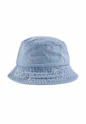 Jasnoniebieska jeansowa kapelusz typu bucket z małymi, białymi, haftowanymi wzorami kokardek równomiernie rozmieszczonymi na całej powierzchni.