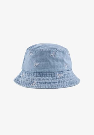Gorro tipo bucket de mezclilla azul claro con pequeños patrones de lazos blancos bordados distribuidos uniformemente en su superficie.