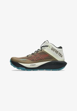 Brun og beige løbesko med sorte snørebånd, GORE-TEX-mærkning og en tekstureret overflade. Har en polstret sål med en blå accent.