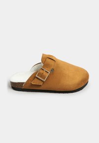 Zuecos de ante en color marrón con un suave forro de piel blanca, hebilla metálica ajustable y suela de goma negra texturizada.
