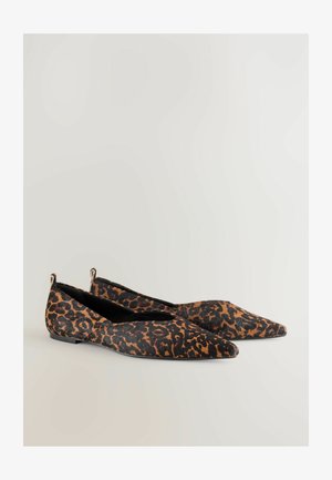 Încălțăminte balerină cu imprimeu leopard, având vârf ascuțit, material moale, scheme de culori negru și maro, și un design cu toc mic.