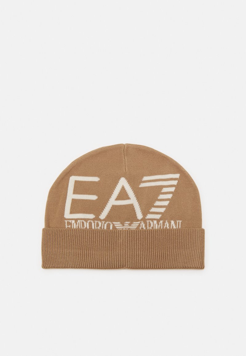 Gorro de punto marrón con un logotipo blanco "EA7" y el texto "Emporio Armani", con un ajuste ceñido y detalle de puño acanalado. Textura suave.