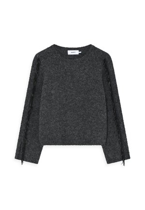 Pulover scurt de culoare gri închis, dintr-un material tricotat moale. Prezintă mâneci lungi cu detalii din franjuri negri pe laturi și un decolteu rotund.