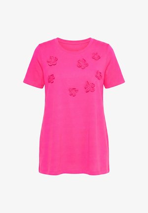 Helles pinkes Kurzarm-Top mit rundem Ausschnitt, verziert mit sieben 3D-Blumenapplikationen im oberen vorderen Bereich.