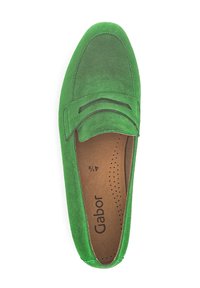 Groene suède loafers met een plat ontwerp, voorzien van een gestikte accent over de voorkant en een gevoerde binnenzool. Maat gemerkt als 41/2.