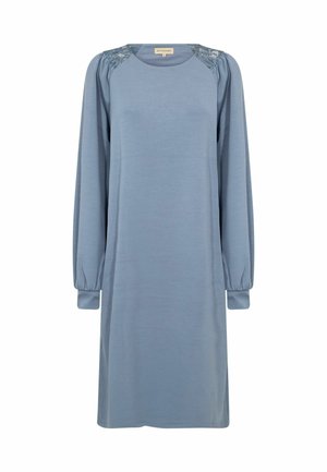 Robe à manches longues en tissu bleu clair, avec des accents en dentelle aux coutures des épaules, coupe décontractée et col rond avec des poignets froncés.