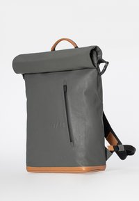Grau Rolltop-Rucksack mit einem braunen Lederboden, ausgestattet mit einer Front-Reißverschlusstasche, verstellbaren gepolsterten Trägern und geprägtem Logo.