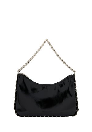 Sac à main en cuir verni noir avec fermeture zippée, bandoulière en chaîne argentée et accents cloutés sur les côtés. Forme incurvée, texture lisse.