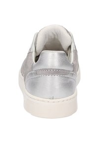 Silberne Leder-Sneaker mit strukturierter Oberfläche, weißer Gummisohle und gepolstertem Kragen. Einfaches Design, keine sichtbaren Beschläge oder Muster.